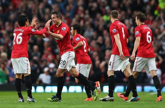 她以不屈不 她以不屈不